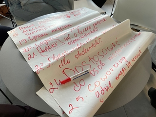 A flip chart sheet of paper with red inscriptions. Arkusz papieru z flip charta z czerwonymi napisami