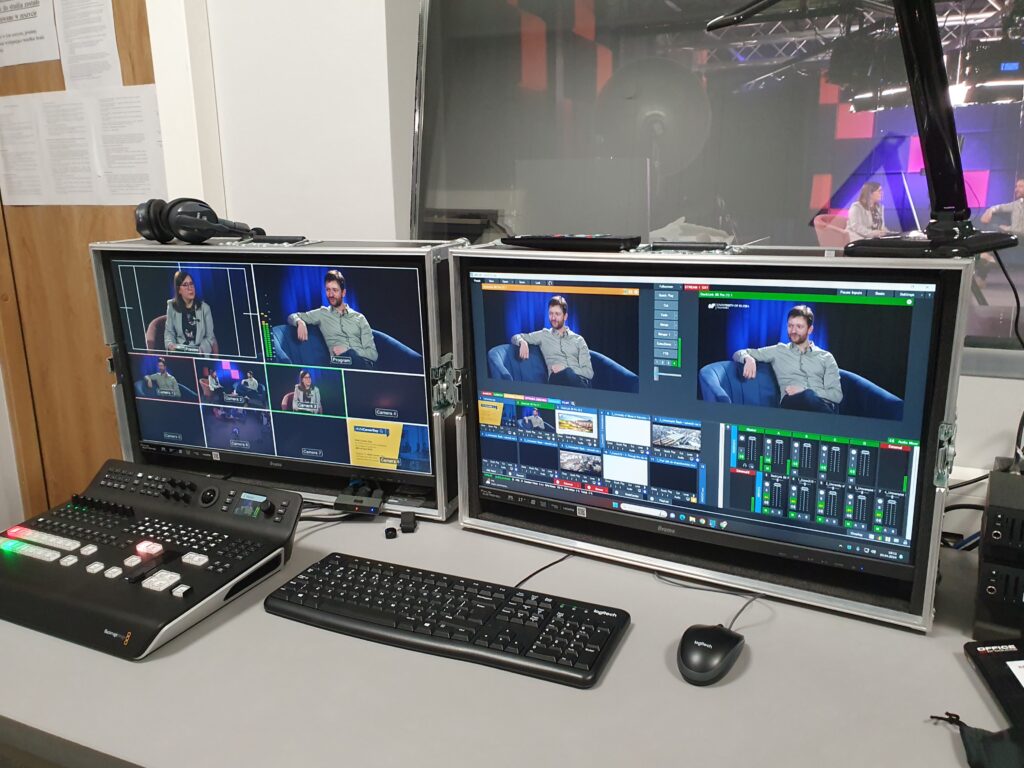 The screens showing an interview taking place in a recording studio. Ekrany pokazujące różne ujęcia wywiadu trwającego w studio nagraniowym.