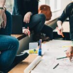 Osoby wspólnie pracujące nad projektem
