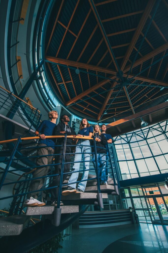 grupa studentów na schodach wpia