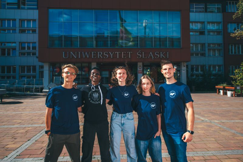 Grupa studentów pod Rektoratem UŚ