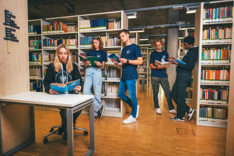 Studenci w Bibliotece czytaja książki