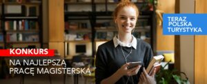 Plakat informacyjny – zdjęcie uśmiechniętej kobiety trzymającej książki i telefon ze słuchawkami.