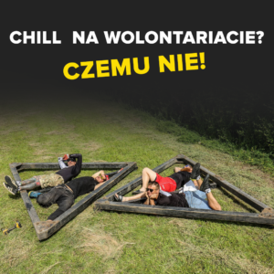 Osoby leżące na trawie, nad nimi podpis: „Chill na wolontariacie? Czemu nie!”.