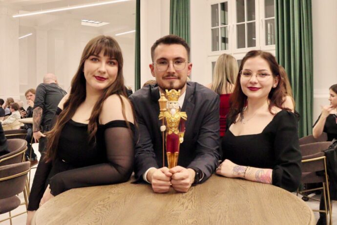 Członkowie Radia Egida ze statuetką.