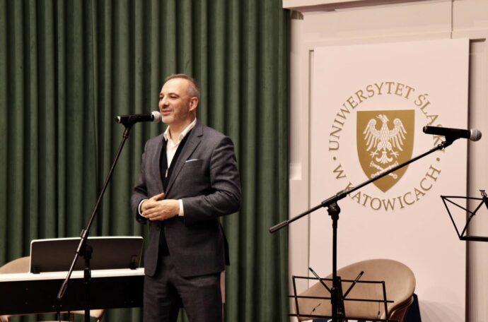 Prof. dr hab. Tomasz Pietrzykowski przemawiający na scenie.