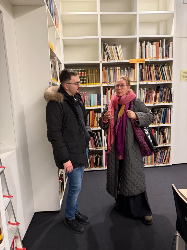 Dwie osoby w bibliotece.