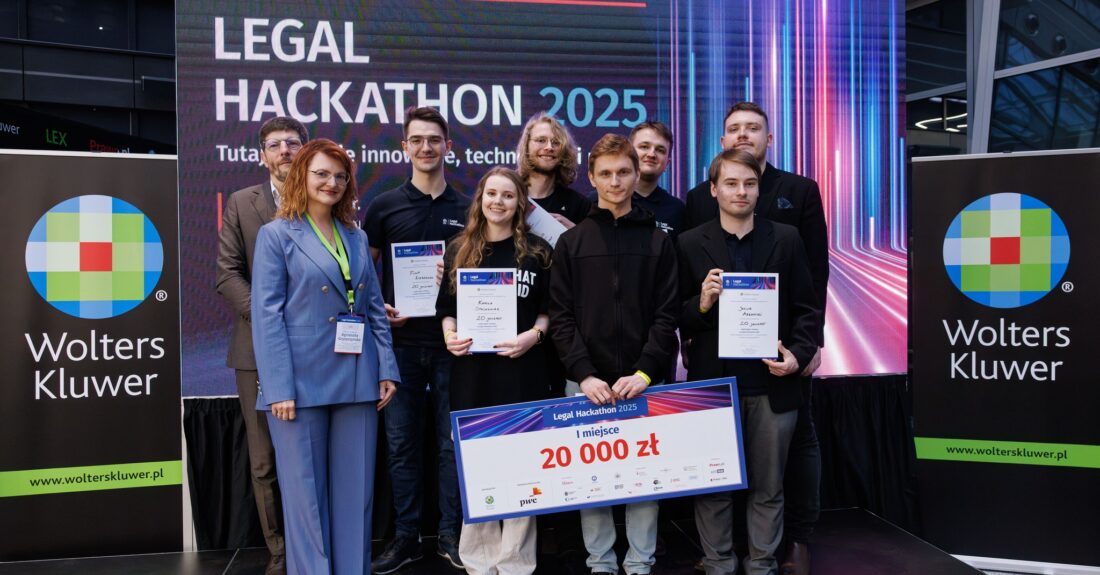 Zwycięski zespół w konkursie Legal Hackathon 2025 pozujący z dyplomami i czekiem.