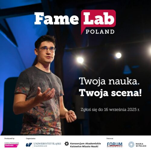 Plakat informacyjny - zdjęcie przedstawiające młodego mężczyznę przemawiającego na scenie.
