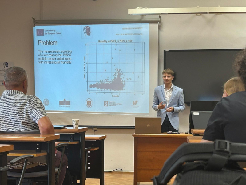 Student pokazujący prezentację w sali wykładowej.
