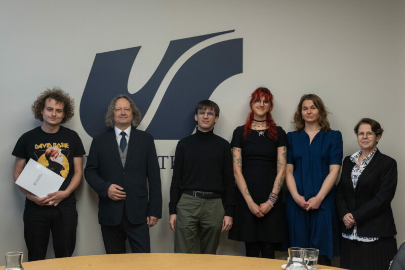 Laureatki i laureaci Stypendium Ministra Nauki wraz z JM Rektorem Uniwersytetu Śląskiego prof. dr. hab. Ryszardem Koziołkiem oraz Prorektor ds. studenckich i kształcenia dr Katarzyną Tryndą, prof. UŚ.