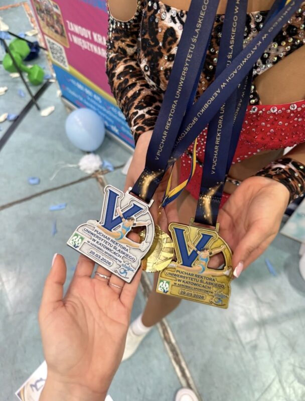 Medale zawodniczek z V Pucharu Rektora Uniwersytetu Śląskiego w aerobiku sportowym