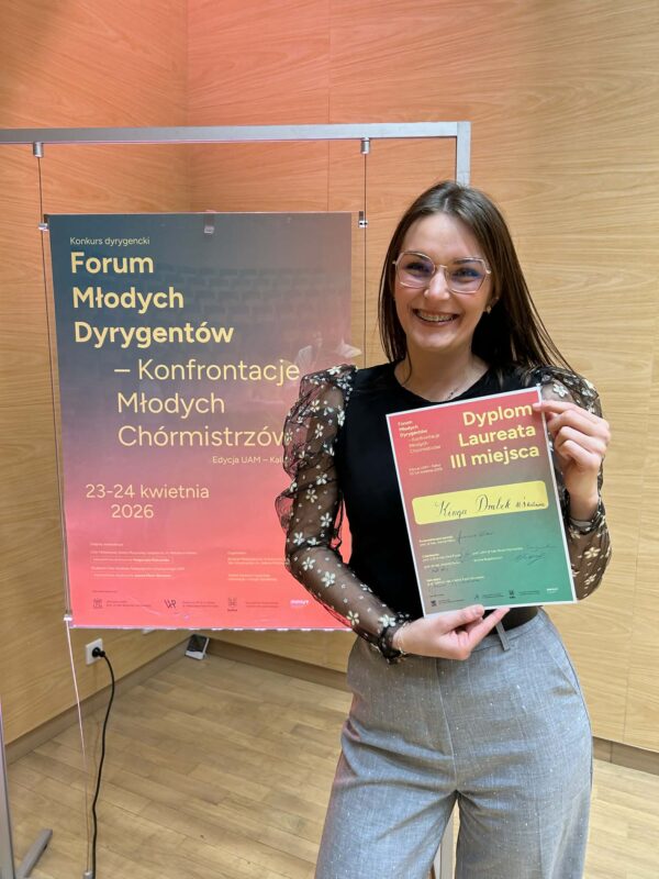 Kinga Drabek, laureatka III miejsca, z dyplomem.