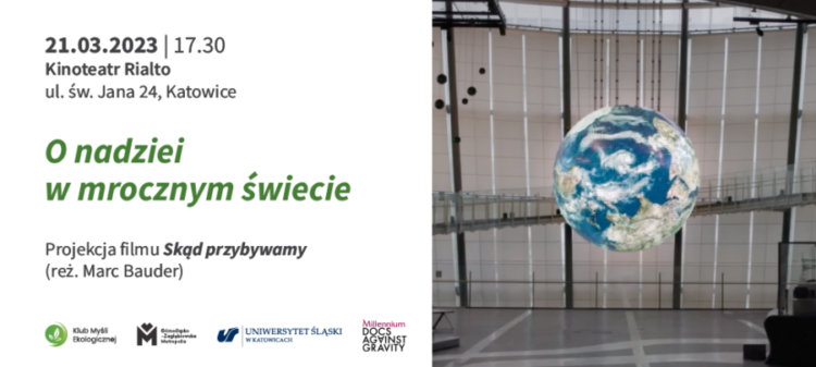 plakat informacyjny ze zdjęciem kuli ziemskiej w pomieszczeniu