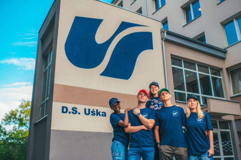 Grupa studentów przed akademikiem Uniwersytetu Śląskiego.