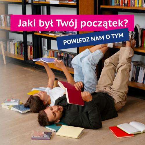 Dwie osoby leżą na ziemi przy półce bibliotecznej i czytają książki.