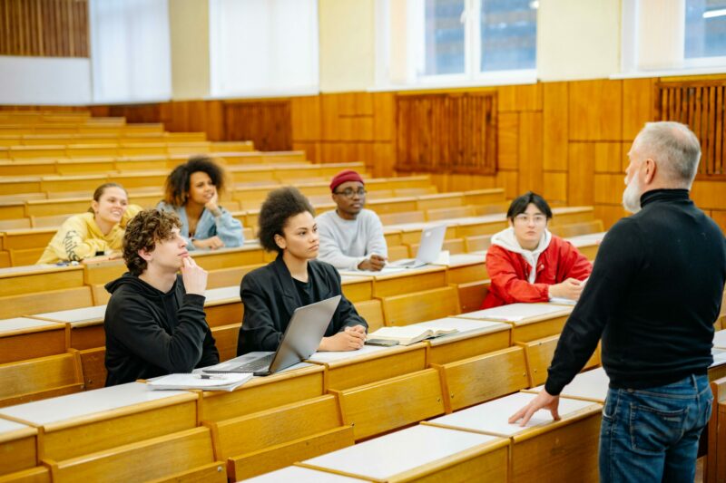 Studentki i studenci w sali wykładowej.