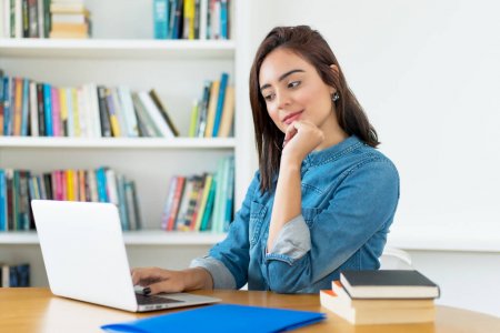 studentka przy komputerze