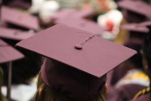 tłum w czapkach studenckich