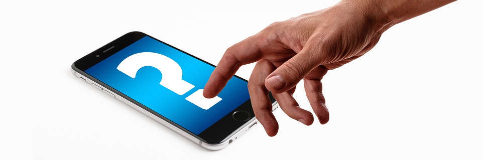 Smartfon, na ekranie znak zapytania