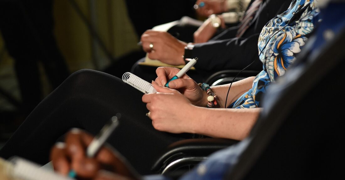 publiczność na wydarzeniu sporządza notatki