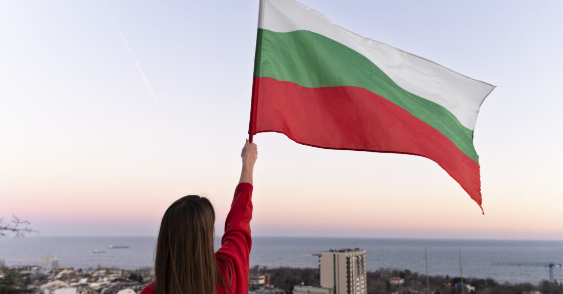 kobieta trzymająca flagę Bułgarii