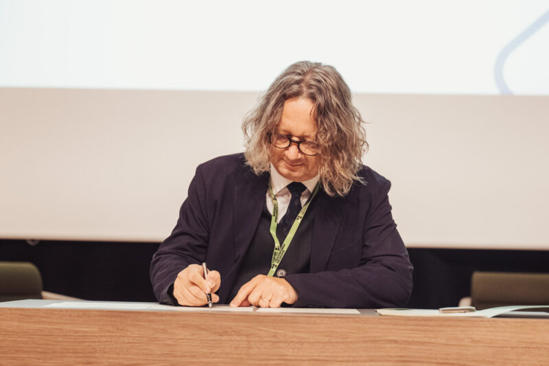 rektor UŚ podpisuje dokument