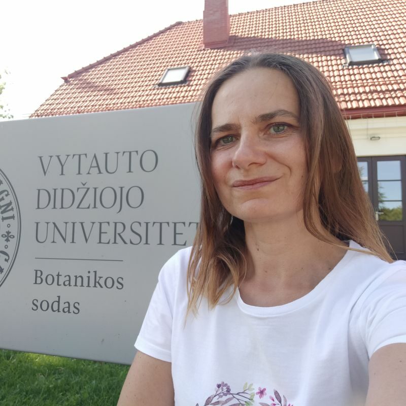 Dr hab. Agnieszka Babczyńska, prof. UŚ, przed ogrodem botanicznym Uniwersytetu Witolda Wielkiego w Kownie
