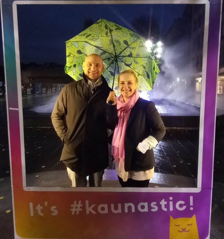 Kobieta i mężczyzna z plakatem It's Kaunastic!
