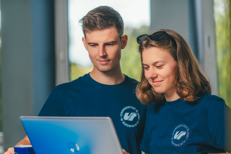 Student i Studentka wspólnie patrzą na ekran laptopa