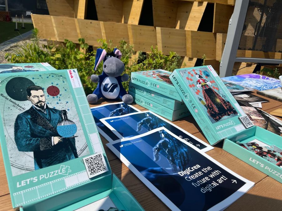 materiały informacyjne o projekcie DigiCrea oraz puzzle