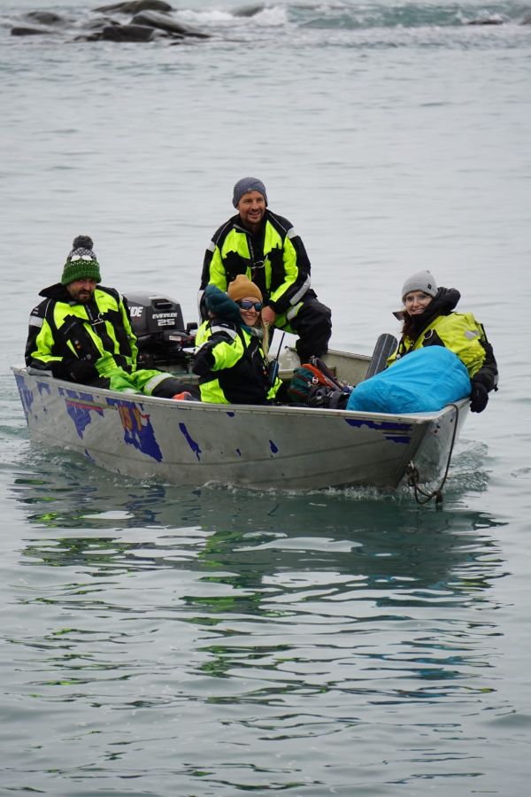 Transport morski w zatoce Isbjørnhamna | fot. Dominik Cyran