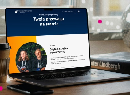 Monitor laptopa, na nim wyświetlona strona rekrutacyjna UŚ