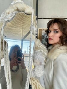 Wystawa prac Olgi Naliwajko - na zdjęciu autorka prac