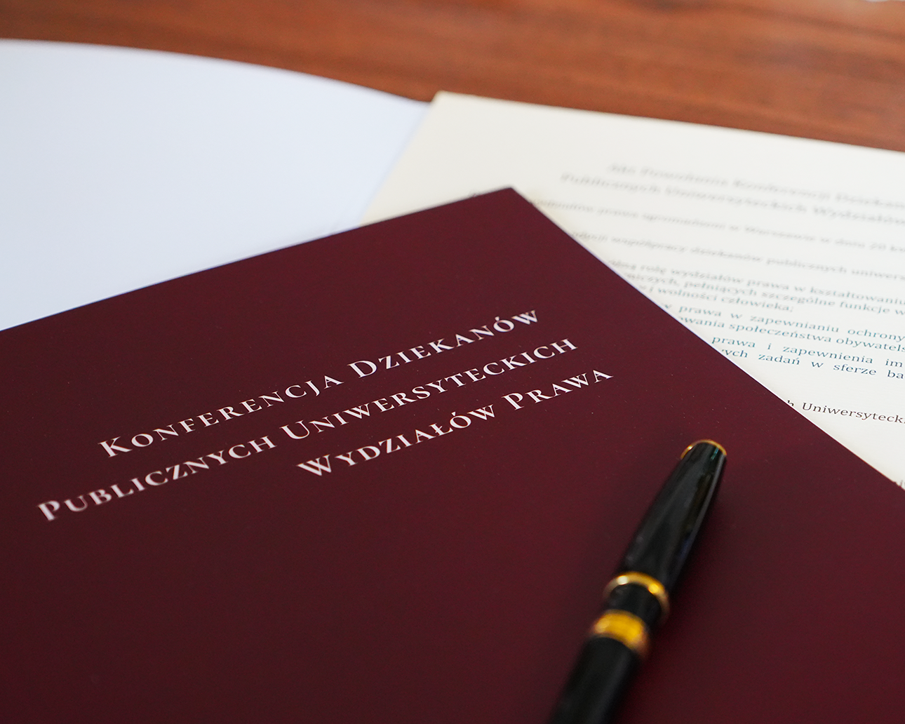 Na obrazku okładka - na niej napis: Konferencja Dziekanów Publicznych Uniwersyteckich Wydziałw Prawa