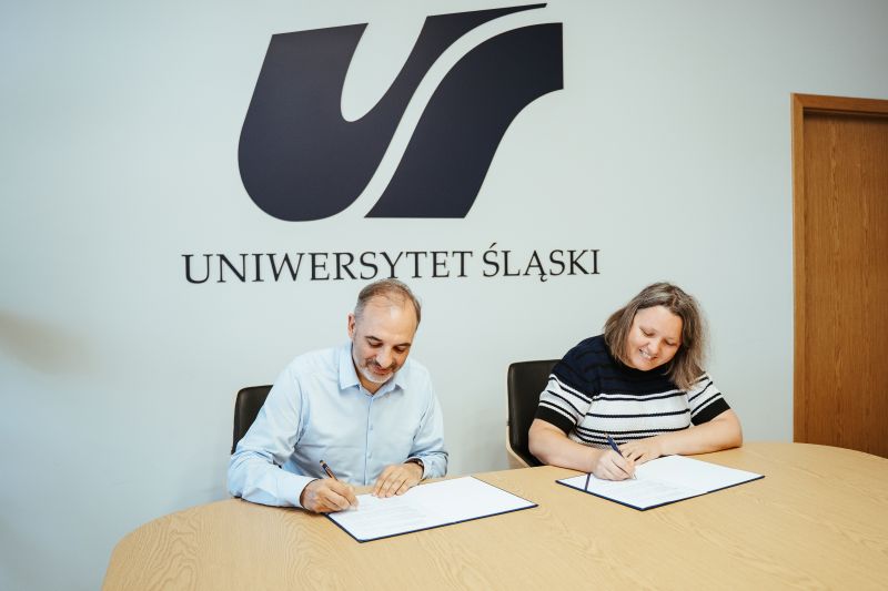 Na zdjeciu prof. dr hab. Tomasz Pietrzykowski Prorektor ds. współpracy międzynarodowej i krajowej, oraz Prof. Olena Tupakhina, prorektorka ds. współpracy międzynarodowej i projektów Zaporoskiego Uniwersytetu Narodowego