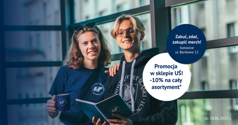 Promocja w sklepie UŚ! -10% na cały asortyment, sklep UŚ blisko Ciebie z myślą o Tovie KAtowie ul. Bankowa 12, Dwóch studentów w ubraniach z logotypami uś uśmiecha się do zdjęcia