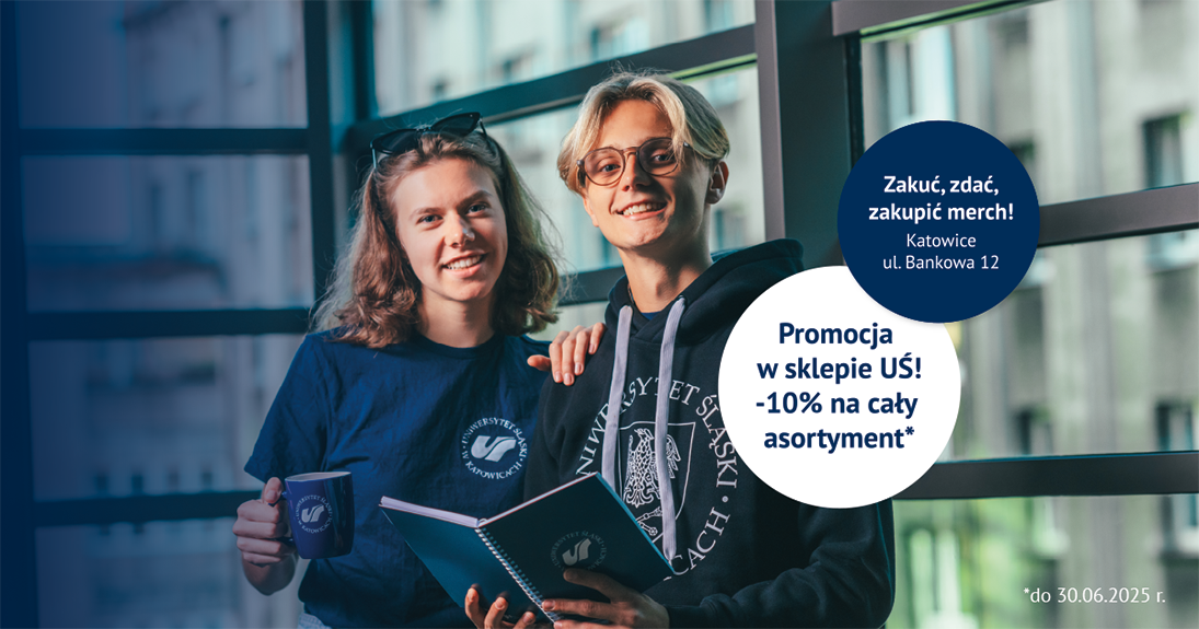 Promocja w sklepie UŚ! -10% na cały asortyment, sklep UŚ blisko Ciebie z myślą o Tovie KAtowie ul. Bankowa 12, Dwóch studentów w ubraniach z logotypami uś uśmiecha się do zdjęcia