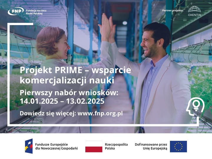 Zdjęcie przedstawia kobiete i mężczyznę przybijających piątkę na zakładzie pracowniczym. Na zdjęciu napis projekt prime oraz data proejktu. tekst dostępny w opisie