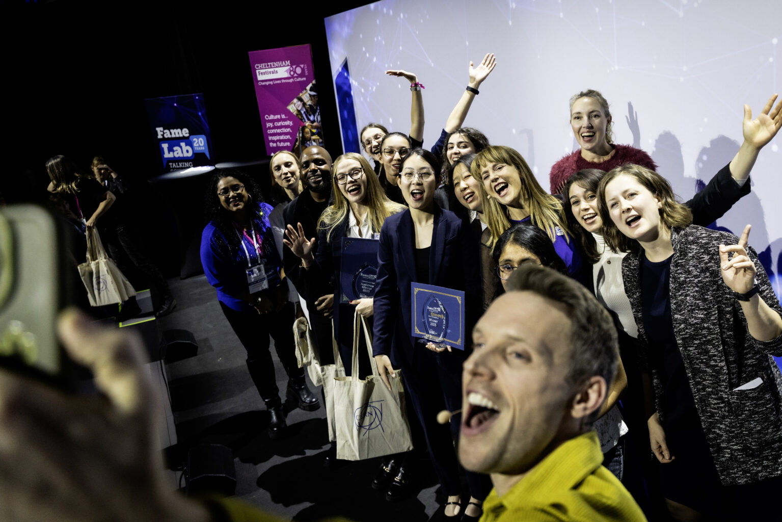 Na zdjęciu finaliści konkursu famelab pozują do zdjęcia selfie
