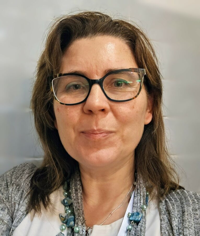 Na zdjęciu Agnieszka Kośniak kobieta w okularach