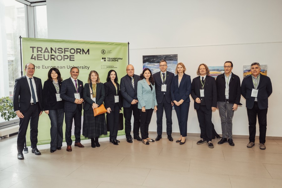 Zdjęcie grupowe w tle baner transform4europe