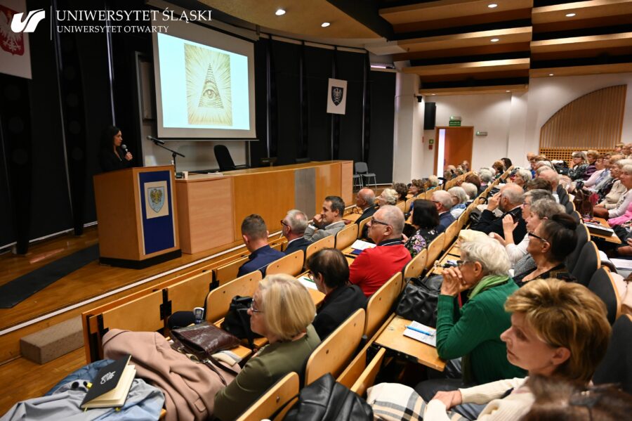 Zdjęcie auli oraz uczestników inauguracji Uniwersytetu Trzeciego wieku