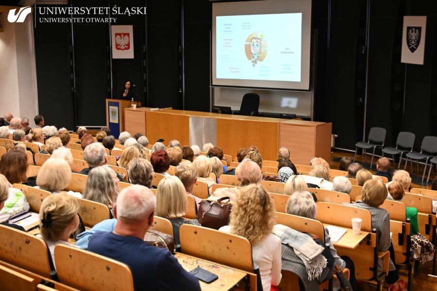 Zdjęcie auli oraz uczestników inauguracji Uniwersytetu Trzeciego wieku