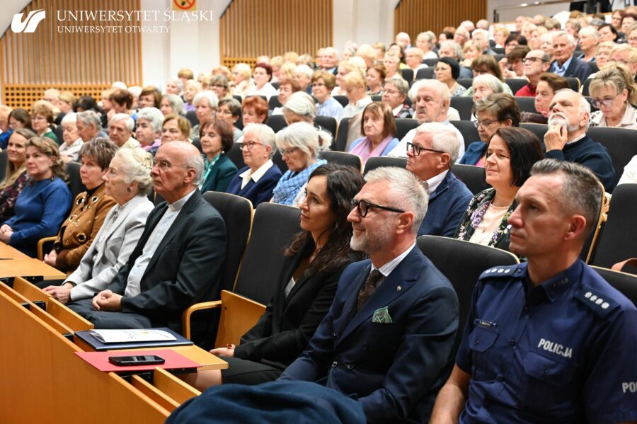 Zdjęcie auli oraz uczestników inauguracji Uniwersytetu Trzeciego wieku