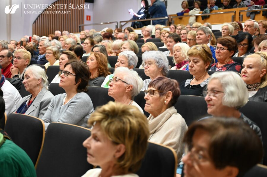 Zdjęcie auli oraz uczestników inauguracji Uniwersytetu Trzeciego wieku