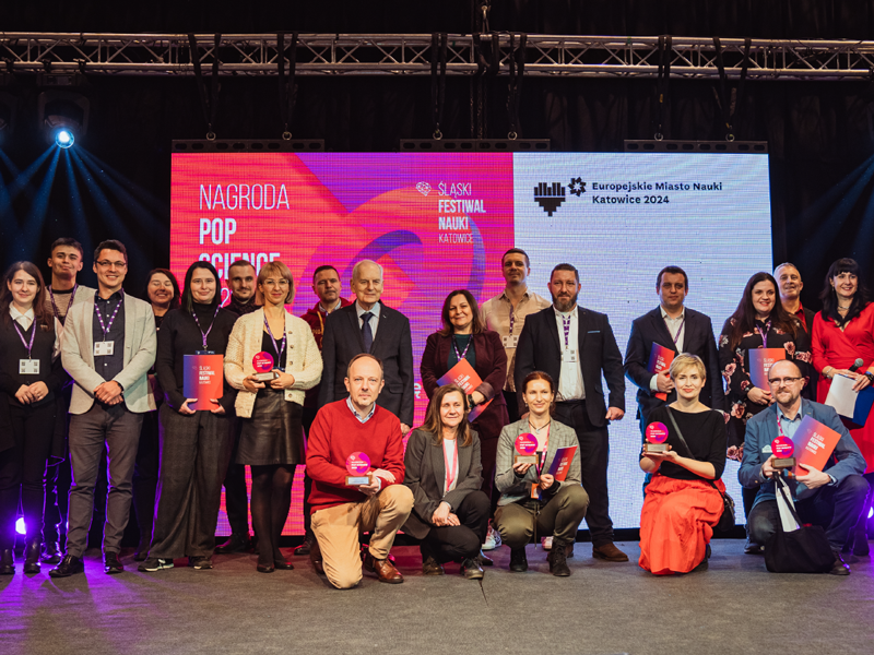 Grupowe zdjęcie laureatów nagrody pop science