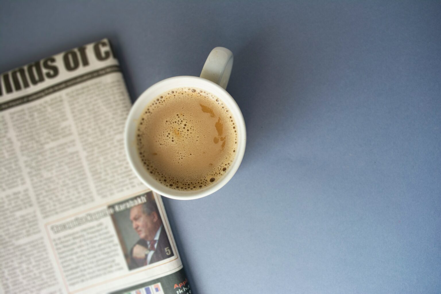 zdjęcie kubka kawy i gazety