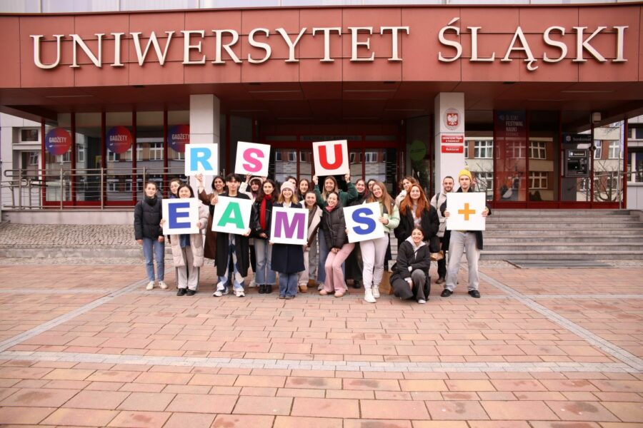 Zdjęcia przedstawia zagranicznych studentów trzymających napis erasmus+