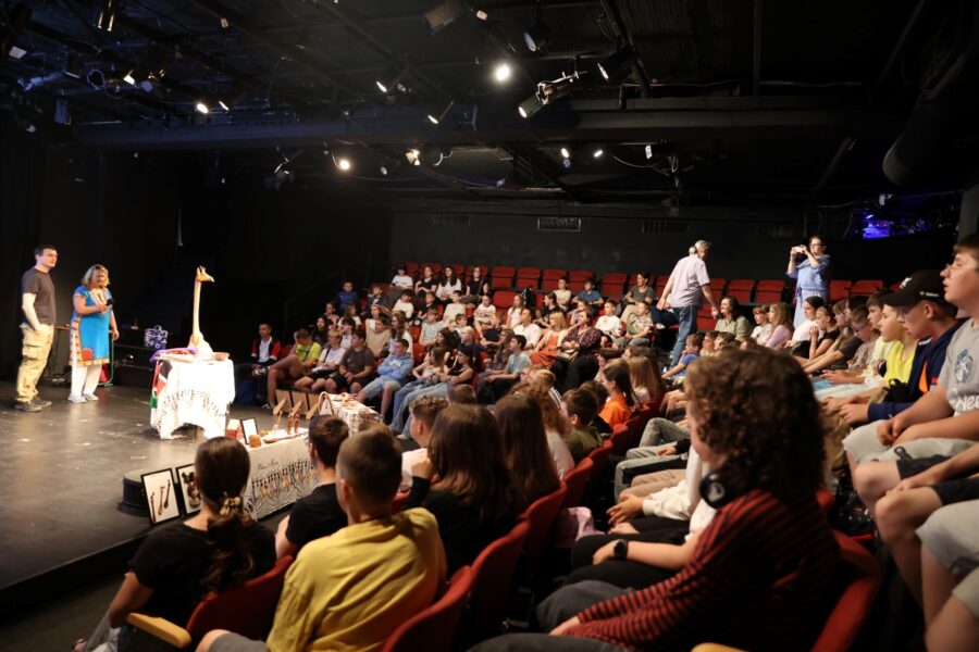 Zdjęcie przedstawia salę teatru korez wypełnioną dziecmi